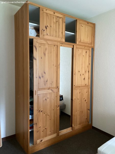 Hoher Schrank aus Massivholz mit Spiegel