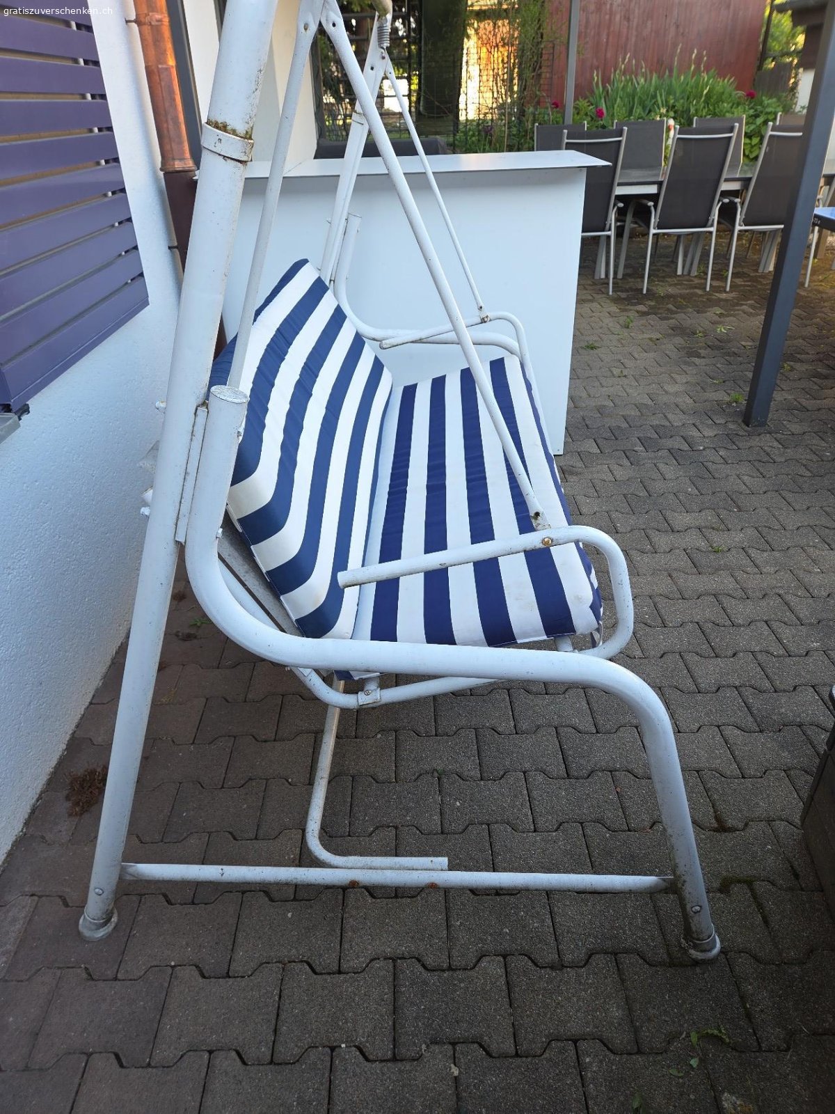 Hollywoodschaukel. Robuste Schauckel, hat viele Jahre mich begleitet, da ich den Anblick immer genoss, aber zu wenig genutzt.. Daher  will meine Familie sie nun weiter geben.
Wer hat Platz:
Länge 190cm
Höhe 165
Tiefe 115cm (zum schaukeln brauchts ca 150cm Platz)