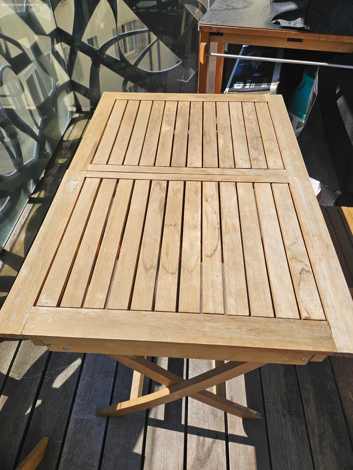 Holz-Gartentisch mit 3 Stühlen. Holz-Gartentisch mit 3 Stühlen zu verschenken. Aufgrund Holzbeschaffenheit mit Gebrauchs- und Witterungsspuren, aber noch tiptop benutzbar.

100cm lang, 70 cm breit und 75cm hoch.

Müsste aufgrund eines Umzugs bis am 10.8.2026 in 8005 Zürich abgeholt werden