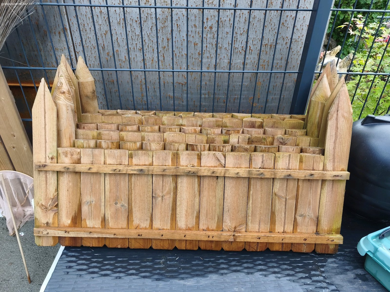 Holzbordür. 6 Stk. Aussenspitzen wo in die erge eingesteckt werden 50cm hoch
Die mittlere 30 cm hoch
Gesamt breite 90cm breit.

Snellst möglich zum abholen.