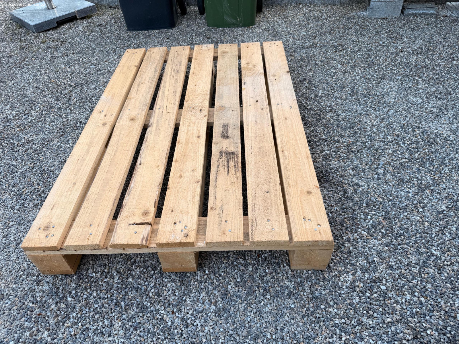 Holzpalette. Eine Holzpalette, unversehrt.