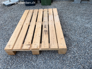 Holzpalette. Eine Holzpalette, unversehrt.