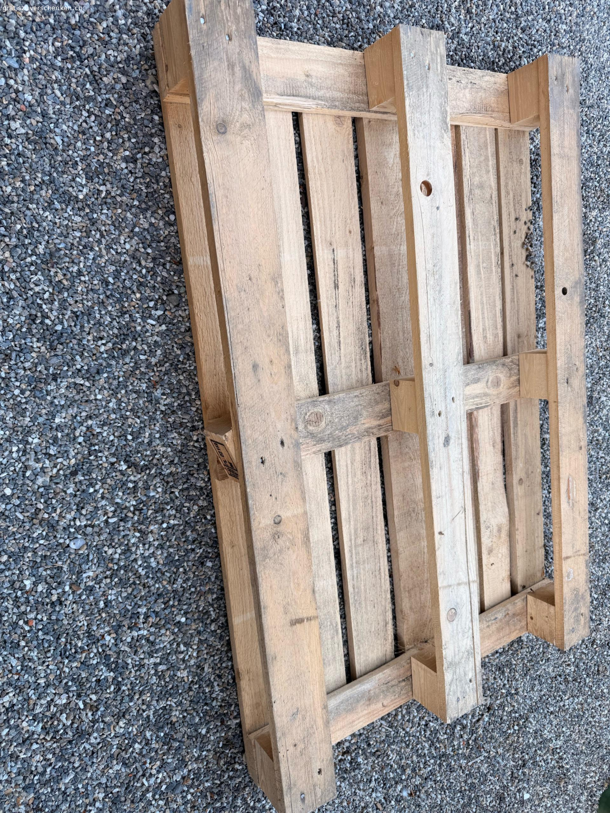 Holzpalette. Eine Holzpalette, unversehrt.