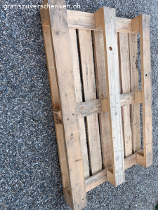 Holzpalette. Eine Holzpalette, unversehrt.