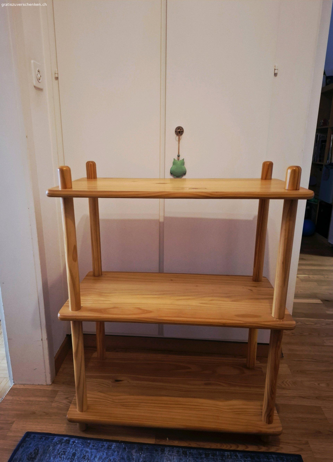 Holzregal. gebrauchtes Holzregal
Masse: H 83cm x B 70cm x T 38cm

Hat Gebrauchsspuren auf dem unteren Brett