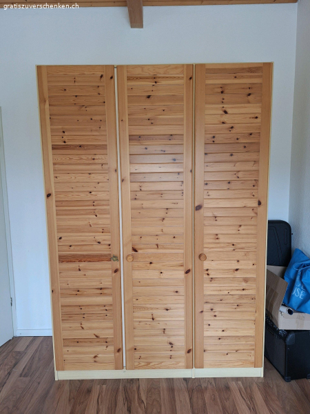 Holzschrank
