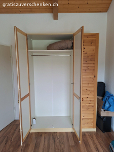 Holzschrank. Top Zustand. Grosser schöner Kleiderschrank. 215cm hoch × 140cm breit.