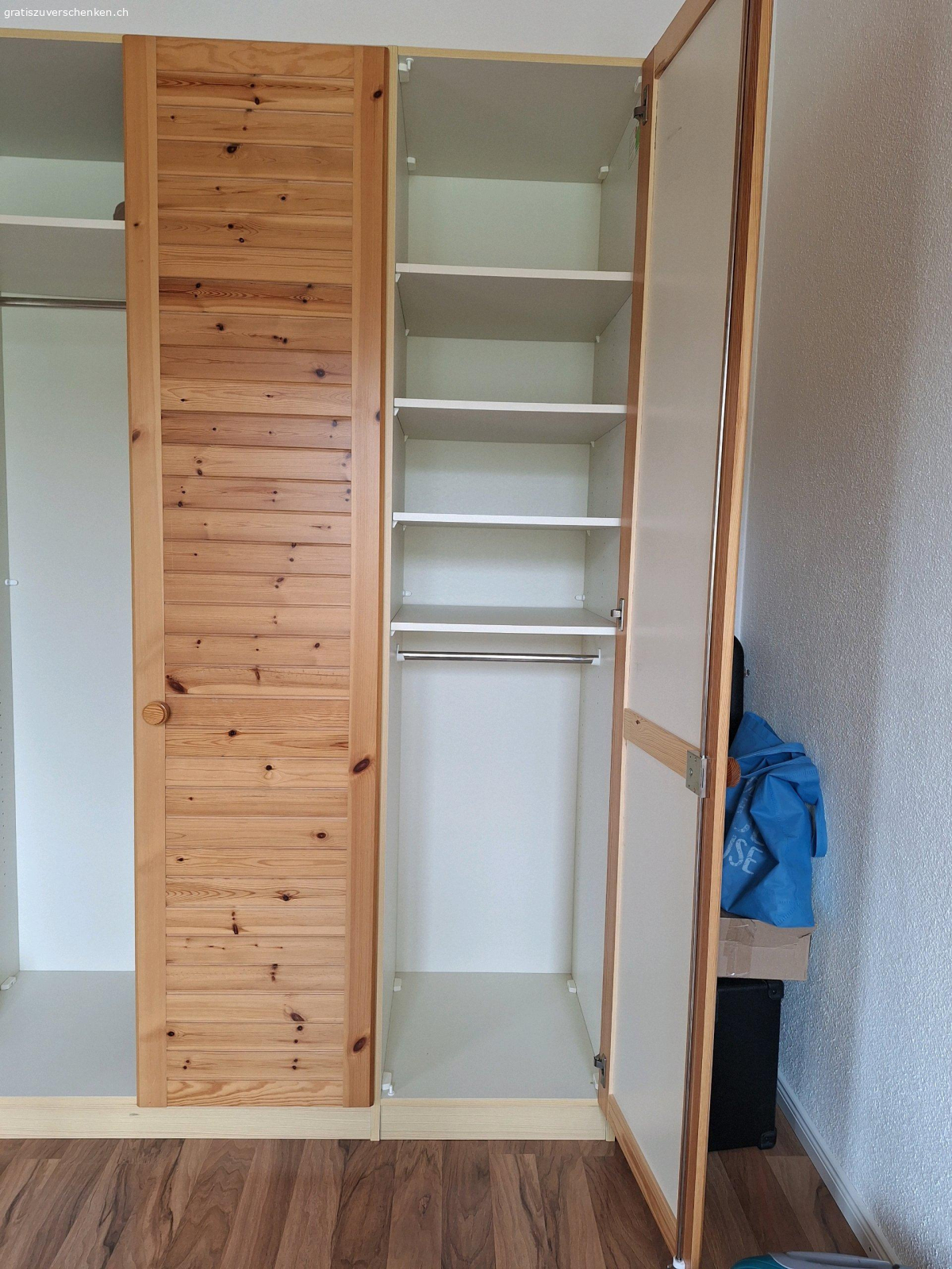 Holzschrank. Top Zustand. Grosser schöner Kleiderschrank. 215cm hoch × 140cm breit.