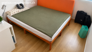 Holztisch, 3 Stühle, Schreibtisch und Bett