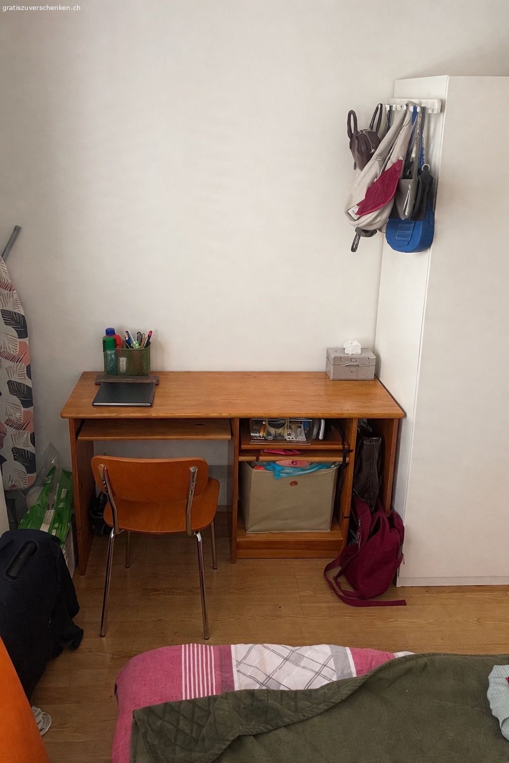 Holztisch, 3 Stühle, Schreibtisch und Bett. Wir ziehen nach Deutschland und verschenken unsere Möbel. Alles muss weg ?

1. Holzbett + Matratze
Stabiles Holzbett. Matratze inklusive.

2. Runder Esstisch aus Massivholz + 3 Stühle
Massiver runder Holztisch, ca. 150 cm Durchmesser, mit Chromfuß und 3 Stühlen. Sehr schwer! Abholung zwingend mit mindestens 2 Personen.

3. Schreibtisch
Holzschreibtisch mit Regal und integriertem Stauraum.

nur Selbstabholung