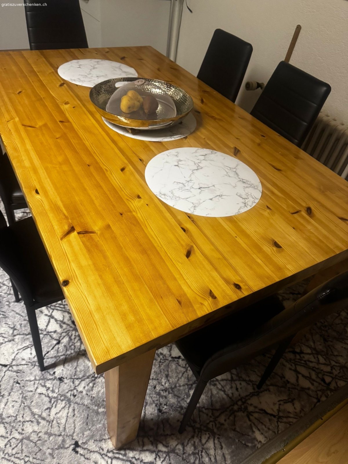 Holztisch massiv. Einwandfrei