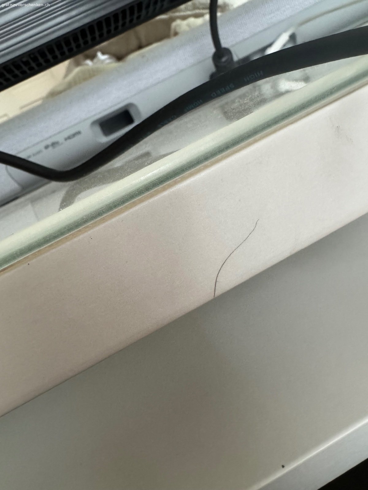 Ikea Bestå Fernsehmöbel / Sideboard. Modernes TV-Board in Weiss mit dunklen Fronten und Glasplatte. Bietet viel Stauraum und passt perfekt ins Wohnzimmer.

Das Möbel ist gebraucht, aber insgesamt in gutem Zustand und stabil. Im Inneren hat es leichte Gebrauchsspuren von einer alten Ledertasche (siehe Fotos), diese lassen sich vermutlich gut reinigen bzw. wegputzen.

Details:

* IKEA BESTÅ
* Farbe: Weiss / dunkle Fronten
* Mit Glasplatte oben
* Viel Stauraum
* Modernes, schlichtes Design

Nur wegen Umzug abzugeben, 2 Stück vorhanden. 
Nur Abholung in Zürich Oerlikon.