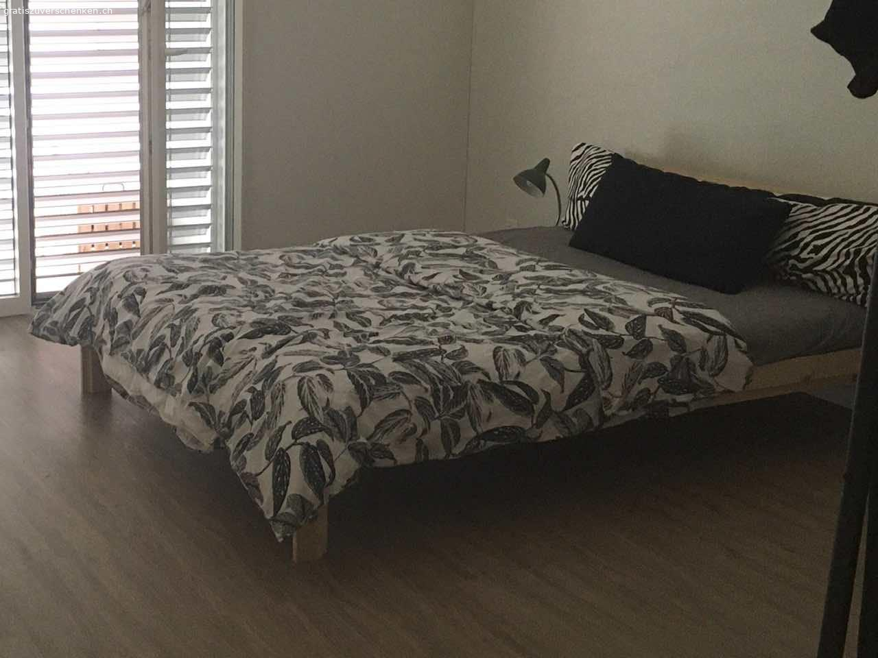Ikea-Bett Neiden 140x200 wie neu. Gratis: Bettgestell NEIDEN von Ikea, 140x200, Holz Kiefer, mit Lattenrost, kaum benutzt, da in Zweitwohnung. Leicht zu transportieren. Ohne Matratze, Decke&Kissen. Steht heute Sonntag, 27.10. gratis zum Abholen vor der Tür an der Burgmattstrasse 12, 1. Stock, in Laufenburg. Ohne Anmeldung abholbar.  Wer zuerst kommt.