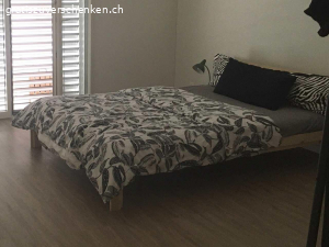 Ikea-Bett Neiden 140x200 wie neu. Gratis: Bettgestell NEIDEN von Ikea, 140x200, Holz Kiefer, mit Lattenrost, kaum benutzt, da in Zweitwohnung. Leicht zu transportieren. Ohne Matratze, Decke&Kissen. Steht heute Sonntag, 27.10. gratis zum Abholen vor der Tür an der Burgmattstrasse 12, 1. Stock, in Laufenburg. Ohne Anmeldung abholbar.  Wer zuerst kommt.