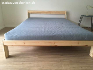 Ikea-Bett Neiden 140x200 wie neu. Gratis: Bettgestell NEIDEN von Ikea, 140x200, Holz Kiefer, mit Lattenrost, kaum benutzt, da in Zweitwohnung. Leicht zu transportieren. Ohne Matratze, Decke&Kissen. Steht heute Sonntag, 27.10. gratis zum Abholen vor der Tür an der Burgmattstrasse 12, 1. Stock, in Laufenburg. Ohne Anmeldung abholbar.  Wer zuerst kommt.