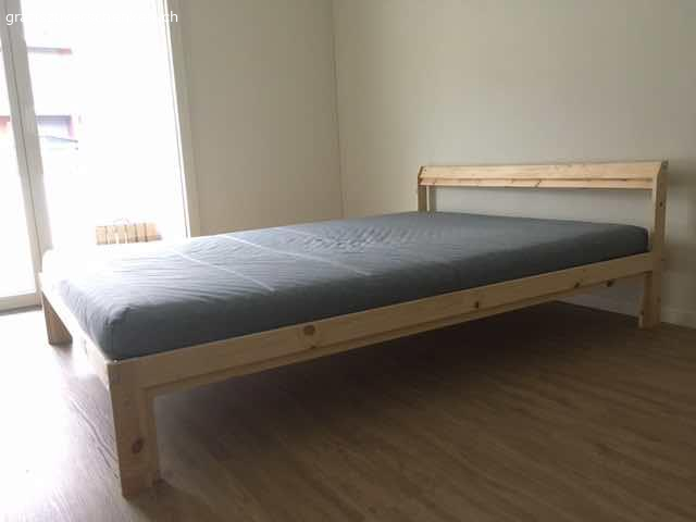 Ikea-Bett Neiden 140x200 wie neu. Gratis: Bettgestell NEIDEN von Ikea, 140x200, Holz Kiefer, mit Lattenrost, kaum benutzt, da in Zweitwohnung. Leicht zu transportieren. Ohne Matratze, Decke&Kissen. Steht heute Sonntag, 27.10. gratis zum Abholen vor der Tür an der Burgmattstrasse 12, 1. Stock, in Laufenburg. Ohne Anmeldung abholbar.  Wer zuerst kommt.