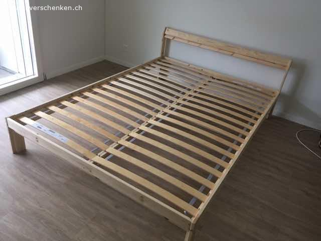 Ikea-Bett Neiden 140x200 wie neu. Gratis: Bettgestell NEIDEN von Ikea, 140x200, Holz Kiefer, mit Lattenrost, kaum benutzt, da in Zweitwohnung. Leicht zu transportieren. Ohne Matratze, Decke&Kissen. Steht heute Sonntag, 27.10. gratis zum Abholen vor der Tür an der Burgmattstrasse 12, 1. Stock, in Laufenburg. Ohne Anmeldung abholbar.  Wer zuerst kommt.