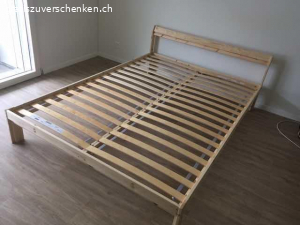 Ikea-Bett Neiden 140x200 wie neu. Gratis: Bettgestell NEIDEN von Ikea, 140x200, Holz Kiefer, mit Lattenrost, kaum benutzt, da in Zweitwohnung. Leicht zu transportieren. Ohne Matratze, Decke&Kissen. Steht heute Sonntag, 27.10. gratis zum Abholen vor der Tür an der Burgmattstrasse 12, 1. Stock, in Laufenburg. Ohne Anmeldung abholbar.  Wer zuerst kommt.