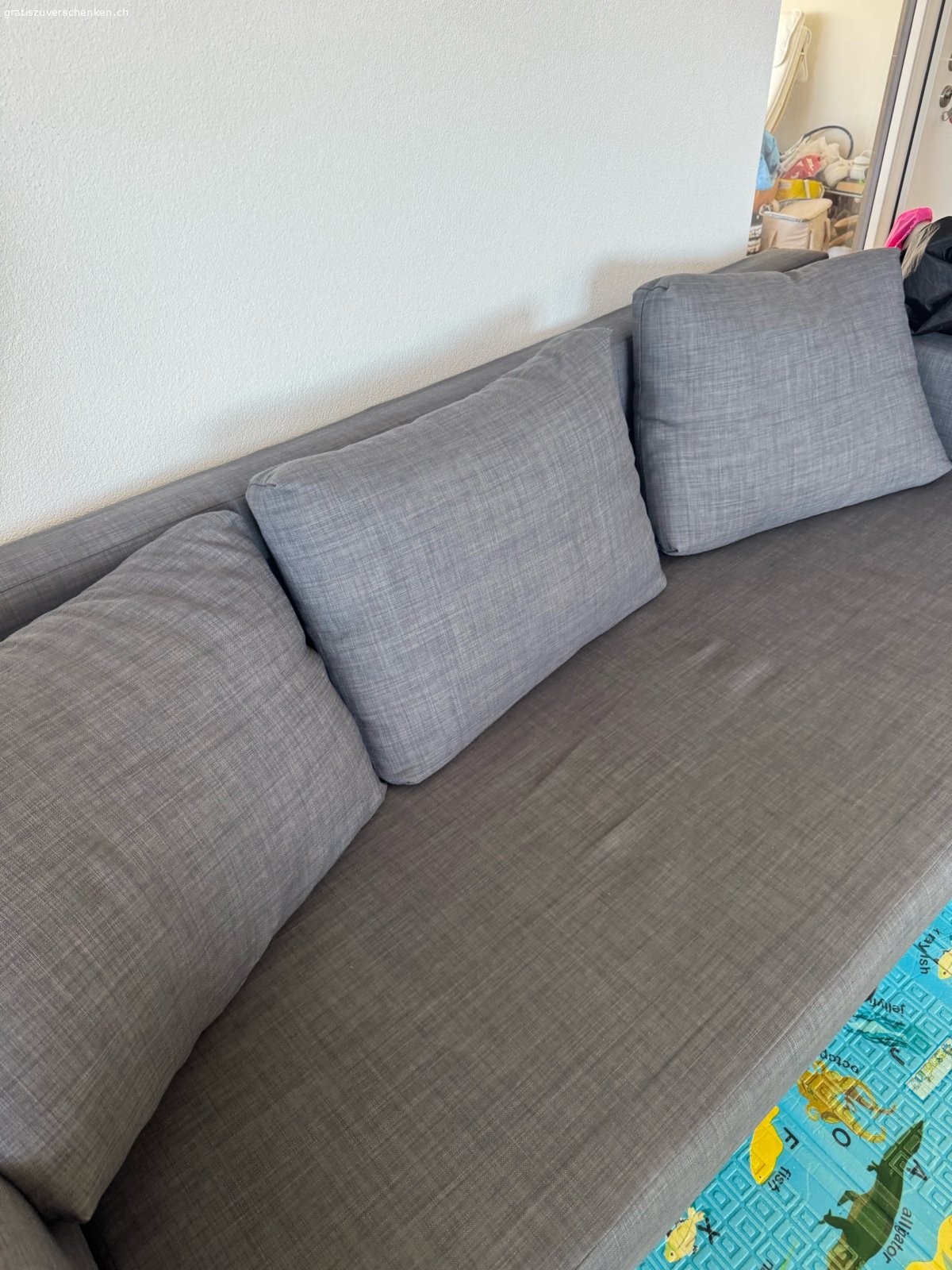 Ikea Bettsofa. Ikea Bettsofa gratuit im gebrauchtem aber sehr gutem Zustand. Stauraum ebenfalls vorhanden.
Müsste in Emmen 6032 abgeholt werden. 
Masse: Länge 2 Meter, Breite 80cm
Bettfunktion: Breite 140cm