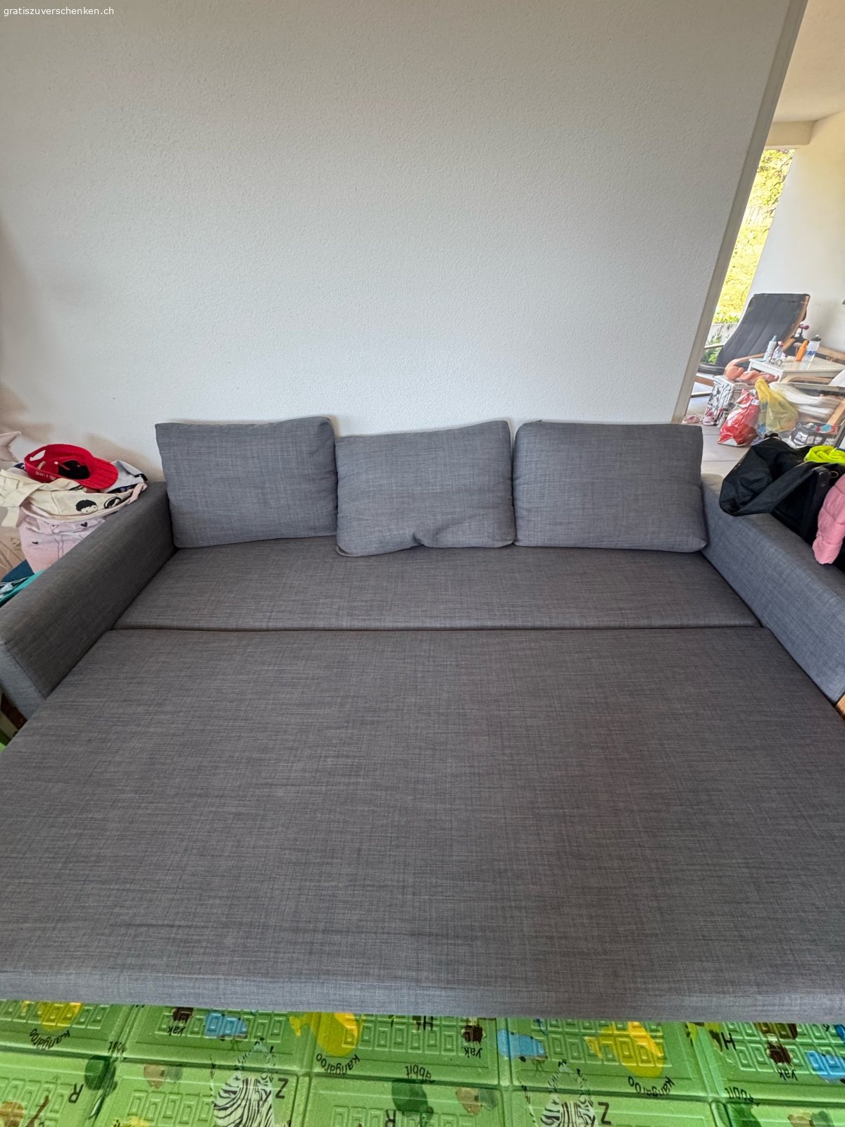 Ikea Bettsofa. Ikea Bettsofa gratuit im gebrauchtem aber sehr gutem Zustand. Stauraum ebenfalls vorhanden.
Müsste in Emmen 6032 abgeholt werden. 
Masse: Länge 2 Meter, Breite 80cm
Bettfunktion: Breite 140cm