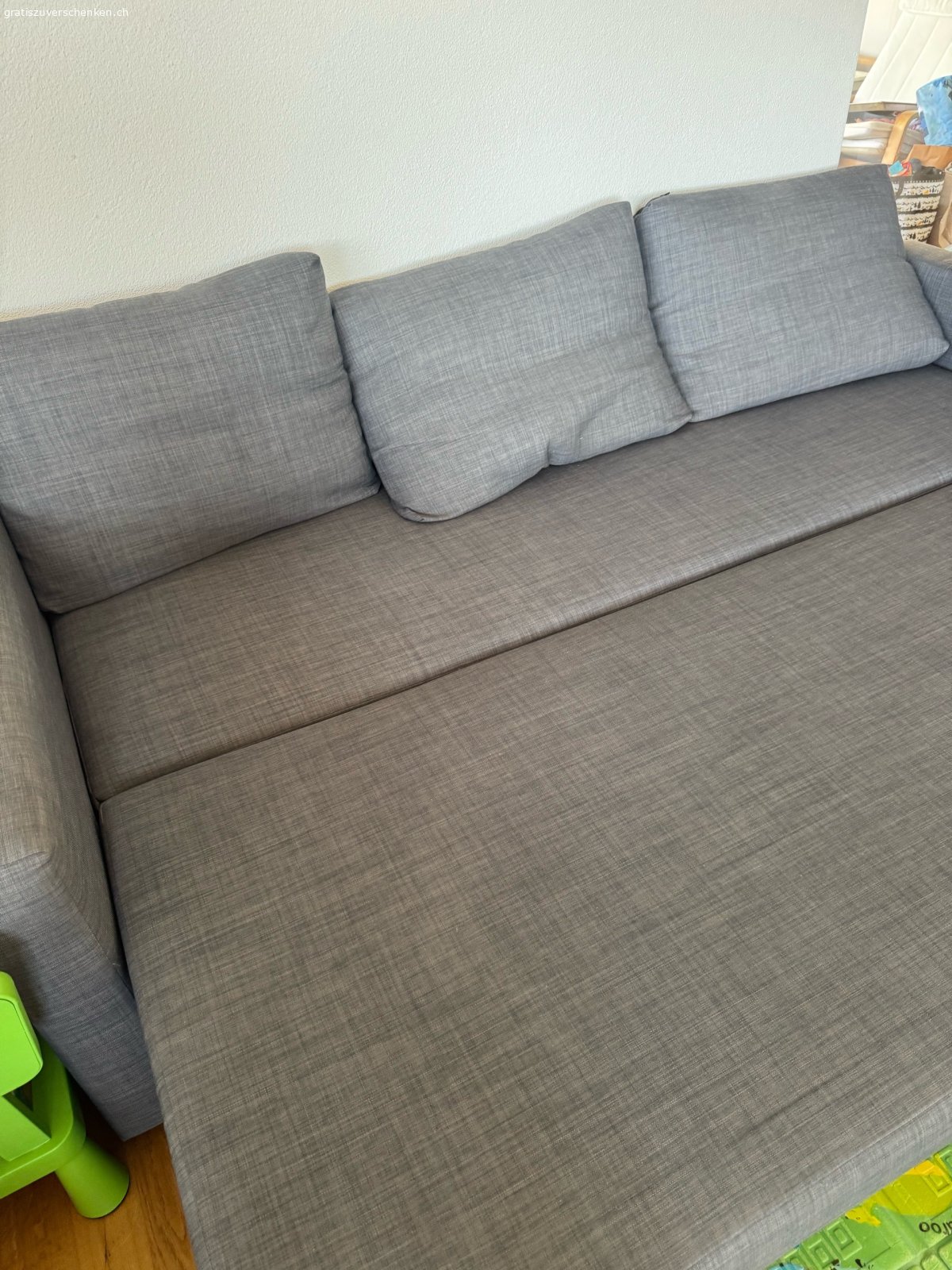 Ikea Bettsofa. Ikea Bettsofa gratuit im gebrauchtem aber sehr gutem Zustand. Stauraum ebenfalls vorhanden.
Müsste in Emmen 6032 abgeholt werden. 
Masse: Länge 2 Meter, Breite 80cm
Bettfunktion: Breite 140cm