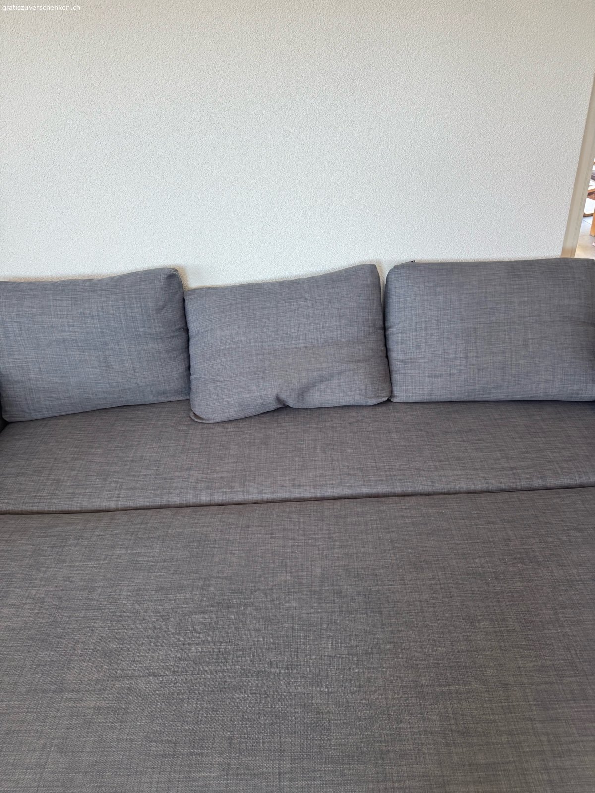 Ikea Bettsofa. Ikea Bettsofa gratuit im gebrauchtem aber sehr gutem Zustand. Stauraum ebenfalls vorhanden.
Müsste in Emmen 6032 abgeholt werden. 
Masse: Länge 2 Meter, Breite 80cm
Bettfunktion: Breite 140cm