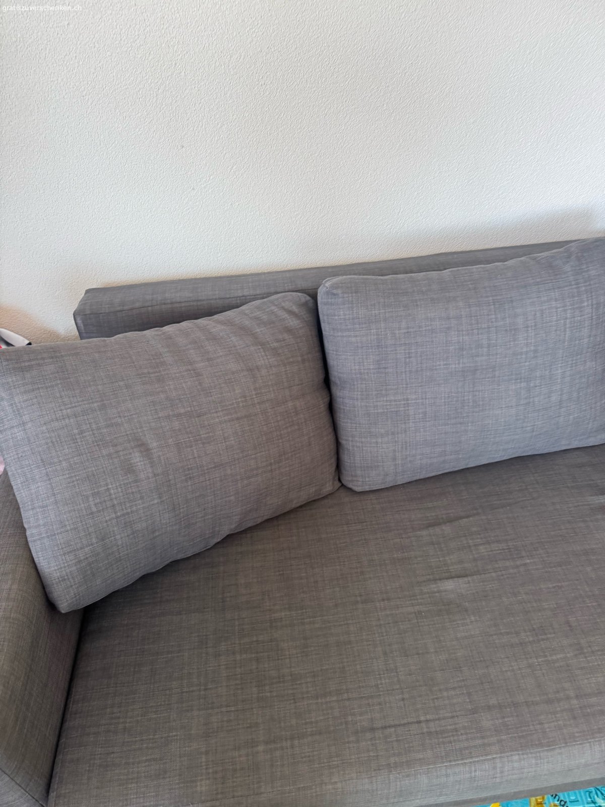 Ikea Bettsofa. Ikea Bettsofa gratuit im gebrauchtem aber sehr gutem Zustand. Stauraum ebenfalls vorhanden.
Müsste in Emmen 6032 abgeholt werden. 
Masse: Länge 2 Meter, Breite 80cm
Bettfunktion: Breite 140cm
