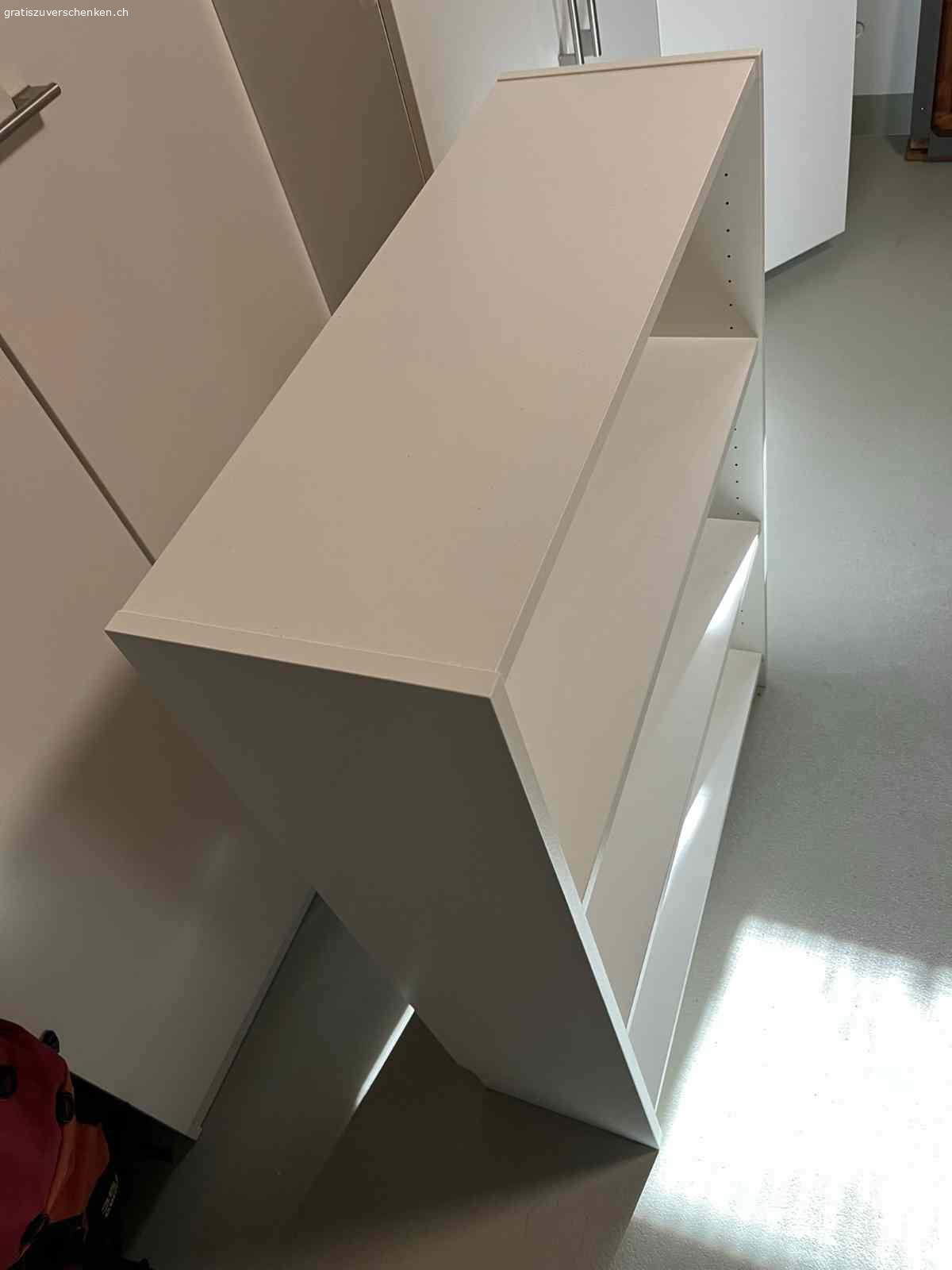 IKEA Billy Regal 80x106x28 cm. IKEA Billy Regal
neuwertig, weiss, keinerlei Beschädigungen
Masse: 80x106x28 
2 Böden 
Ideal für Bücher,  Schuhe usw.