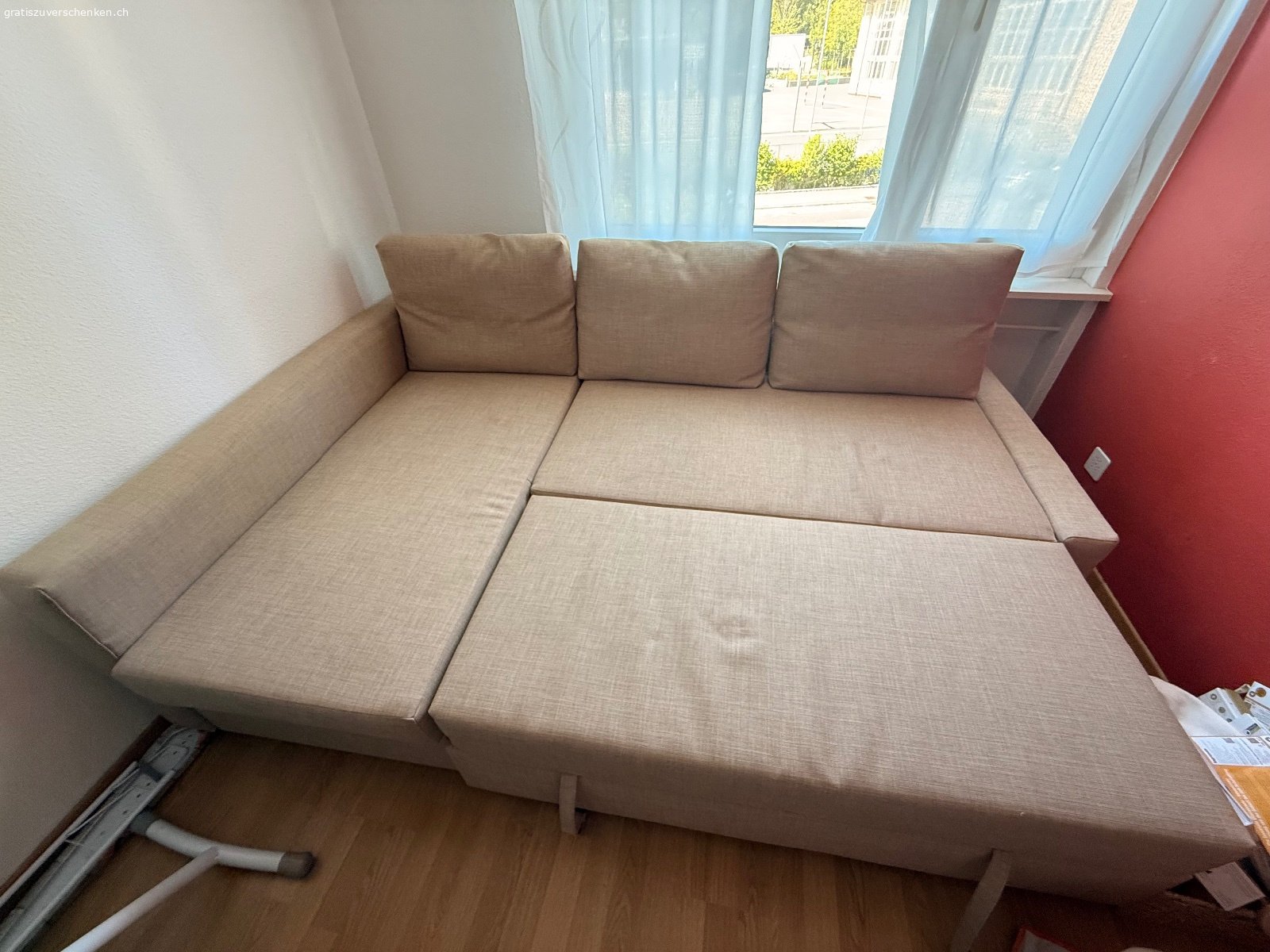 Ikea Friheten Eckbettsofa mit Stauraum in beige. Eckbettsofa mit extra Stauraum in beige abzugeben (Siehe Abmessungen unter
https://applink.ikea.com/tY8M9r9M4w--29517045--ch--de oder im Bild)

Kissen sind nicht fest befestigt. Stauraum bietet Platz für Bettzeug oder anderes. 

Es ist noch sehr gut erhalten da selten gebraucht. Aus Platzgründen müssen wir uns leider trennen.

Müsste selbst abgeholt werden.