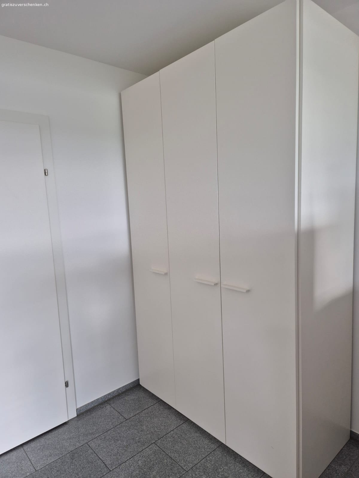 IKEA Schrank in gutem Zustand. Ein IKEA Schrank in sehr gutem Zustand sucht ein neues zu Hause:

- Farbe: weiss
- 61cm (Tiefe) x 140cm (Breite) x 230cm (Hoehe)

Sie muessten den Schrank abbauen und danach abtransportieren. Schrank befindet sich im 1. Stock, Lift und Parkmoeglichkeit vorhanden. Wir haetten den Schrank gerne frueher als spaeter aus dem Haus. Bei Interesse bitte melden, mit Angabe wann sie vorbeikommen koennten, idealer Weise bereits dieses Wochenende oder Montag.