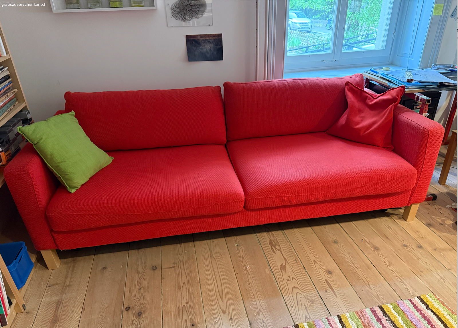 Ikea Sofa - Doppelbett. Ein gebrauchtes Ikea Sofa, das sich einfach in ein Doppelbett ausklappen lässt.
Länge 220cm, Tiefe 90cm, Höhe Lehne 78 cm