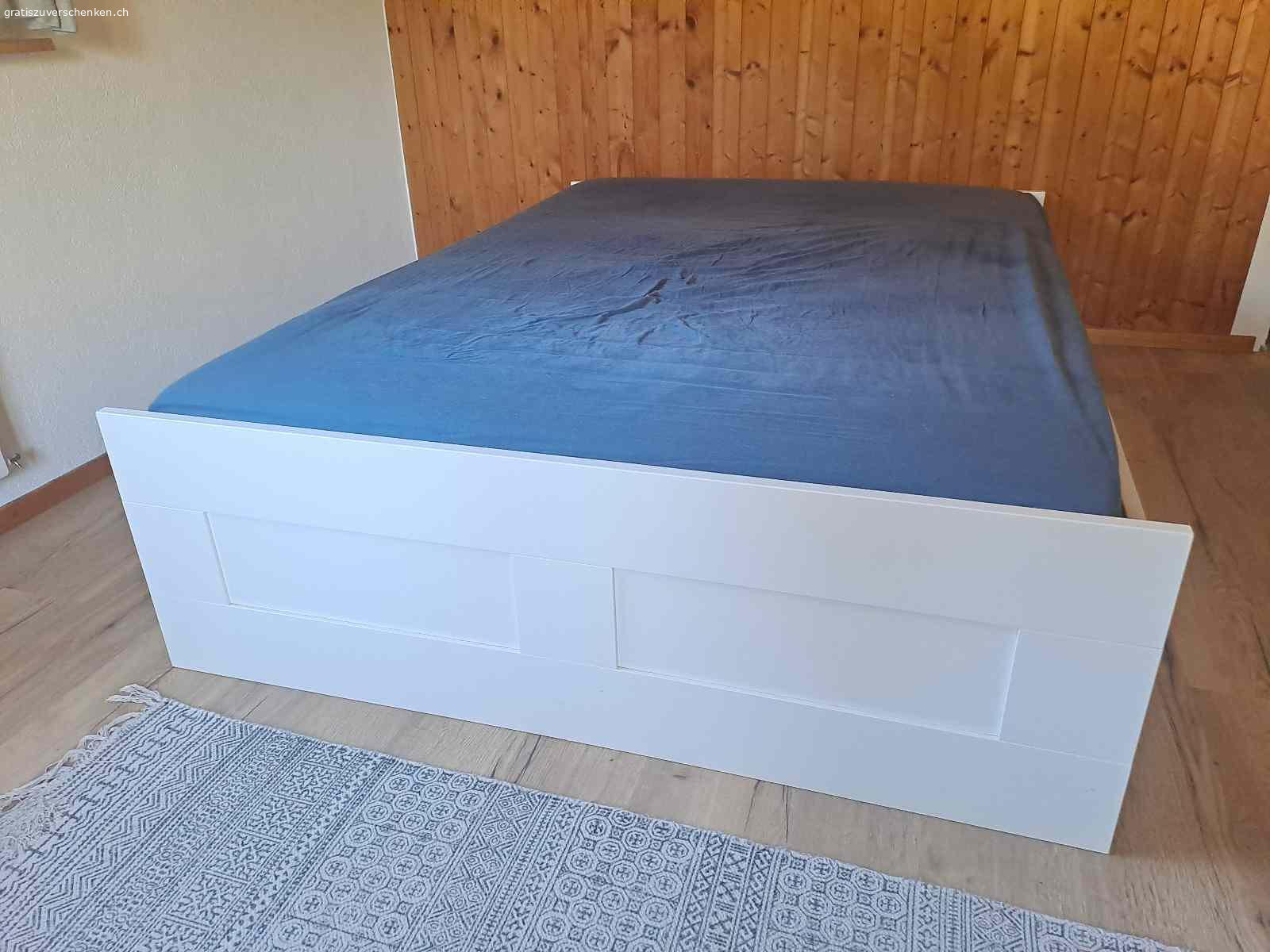 Ikeabett weiss. Ikeabett,  205x145x47cm
an Selbstabholer
Auf Wunsch mit Matratze (140cm)