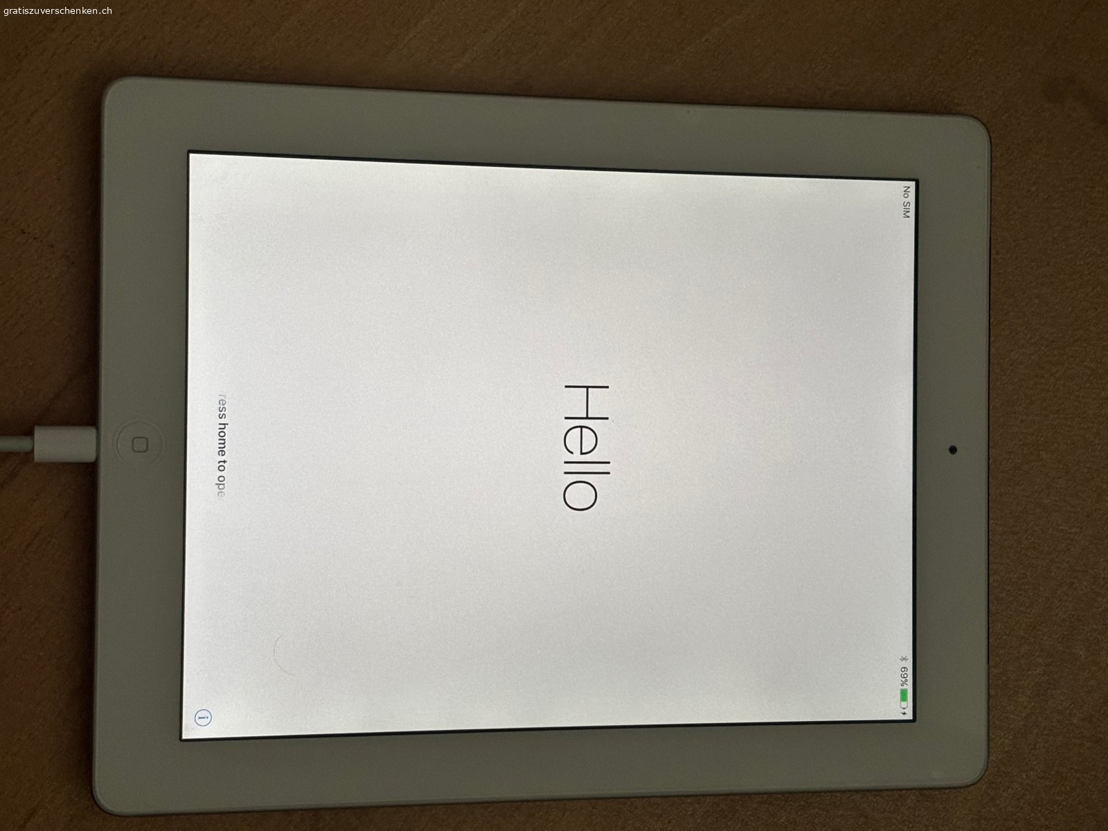 iPad. Apple iPad A1460, 4. Generation von Ende 2012
9.7" Multi Touch Display
Wi-Fi und Cellular (Micro-SIM Kartenfach)
Akku hält nicht mehr lange
auf Werkseinstellungen zurückgesetzt
ohne Netzteil und ohne Apple Lightning-USB Ladekabel