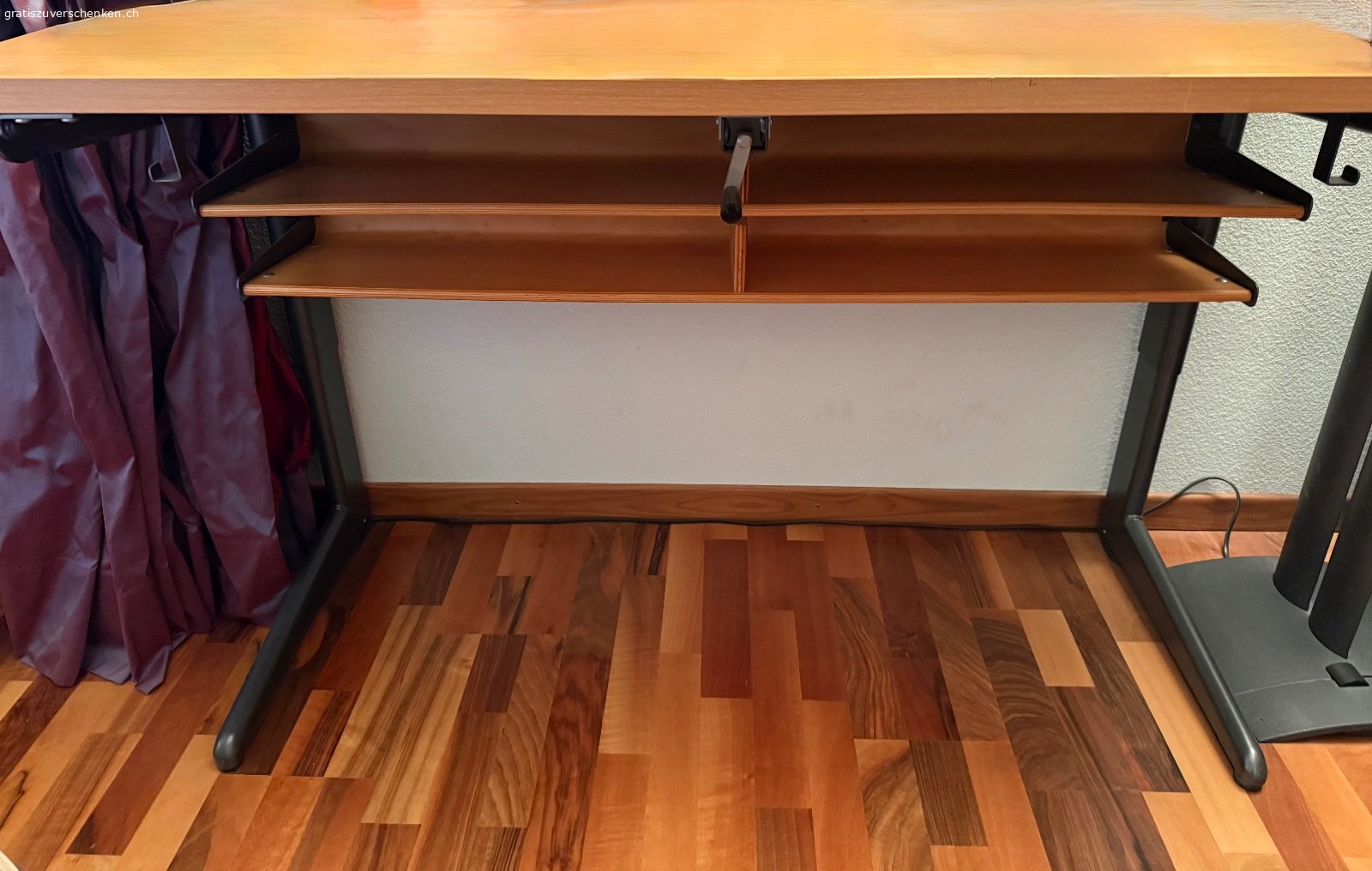 Jugendschreibtisch. Jugendschreibtisch 125 x 55 cm (B/T), Höhe und Tischplattenneigung individuell verstellbar.


Muss in Küsnacht ZH abgeholt werden!