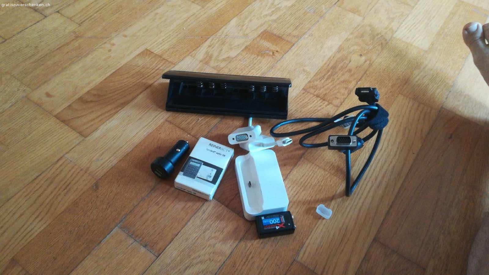 Kabel & Stecker & Übergänge & Spezial Locher. 2 x Kabel für Beamer von Macintosh zu Microsoft Anschluss, 1 x Handyladeständer, 1 x Locher für 6 Löcher, 1 x Übergangskabel von Microsoft Combo zu Fotokarteneinstecker