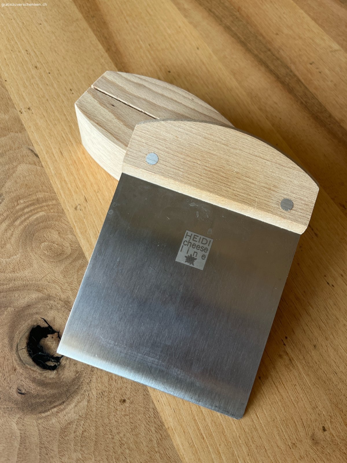 Käseschneider/-messer. …welcher Imker hat gerne Käse?
Ich liebe Honig in kleinen Mengen und der Imker braucht vielleicht ein Käsemesser? (Zustand fast wie neu) 
Versand: Verpackung Porto
 Fr.15.-