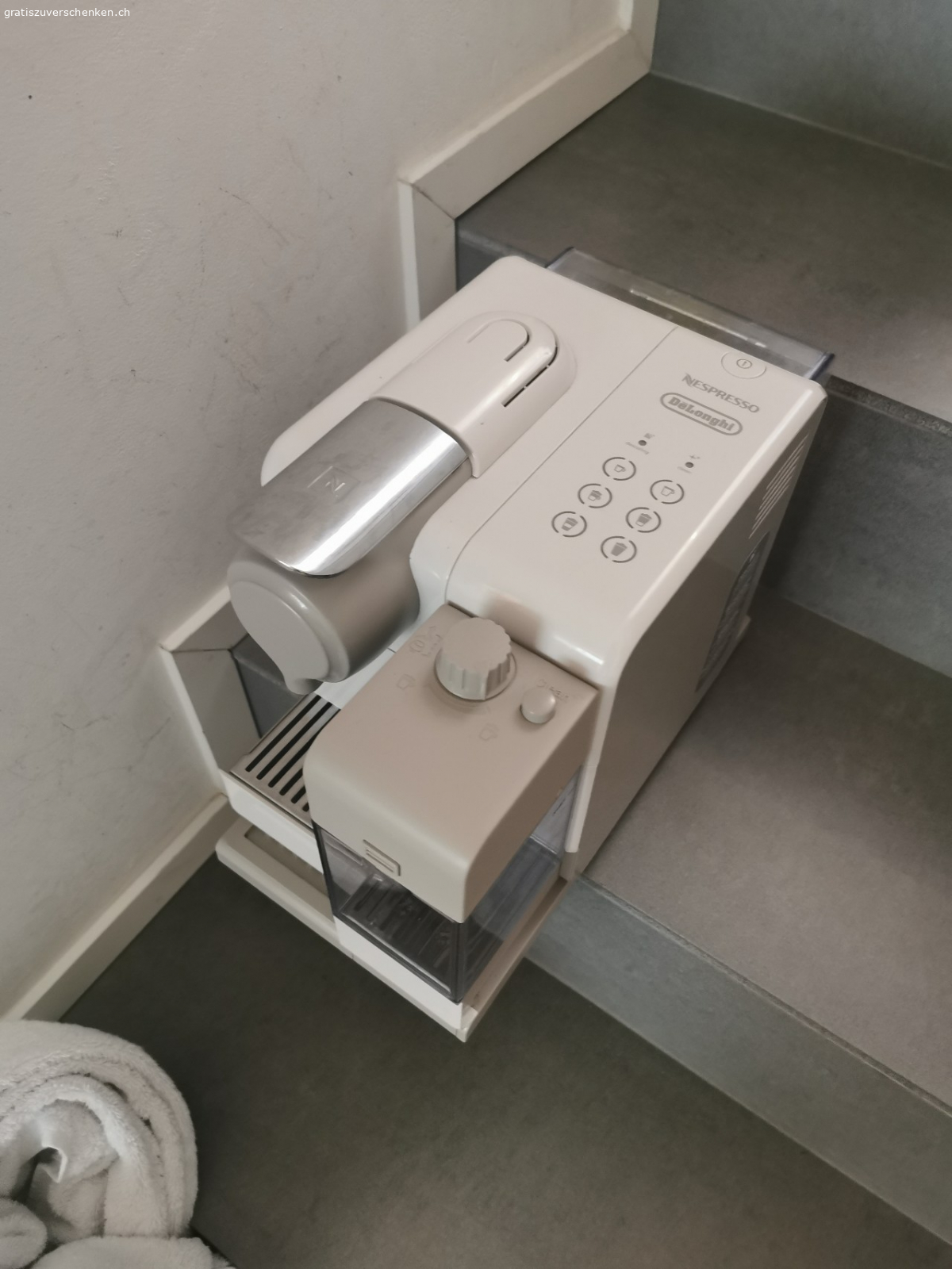 Kaffee Maschinen to give out. Defekt, the white one has the water pumped not working and the black one when pumping is leaking. To be taken for free if someone wants to repair and use it.