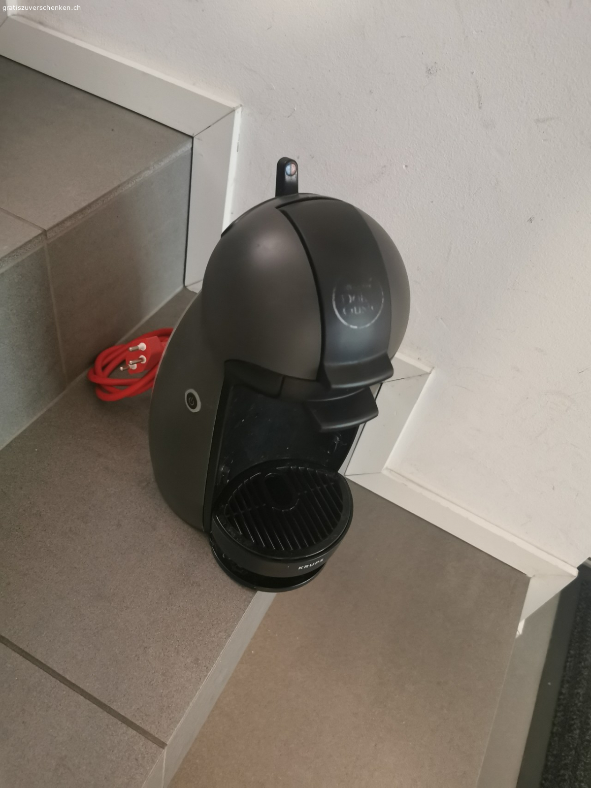 Kaffee Maschinen to give out. Defekt, the white one has the water pumped not working and the black one when pumping is leaking. To be taken for free if someone wants to repair and use it.