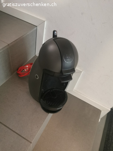 Kaffee Maschinen to give out. Defekt, the white one has the water pumped not working and the black one when pumping is leaking. To be taken for free if someone wants to repair and use it.