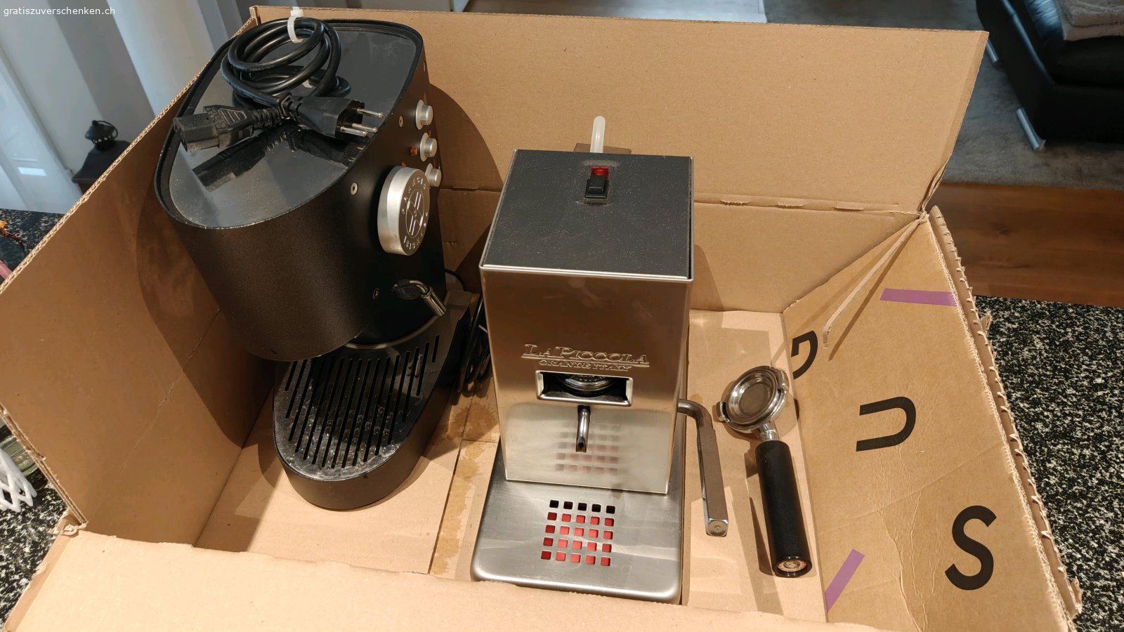 Kaffeemaschine für Bastler. 1 x La Piccola: schliesst nur mit Kraft, aber läuft
1 x Francis: Wasser läuft vermutlich innerhalb der Maschine ab
Abzuholen in Mels SG
