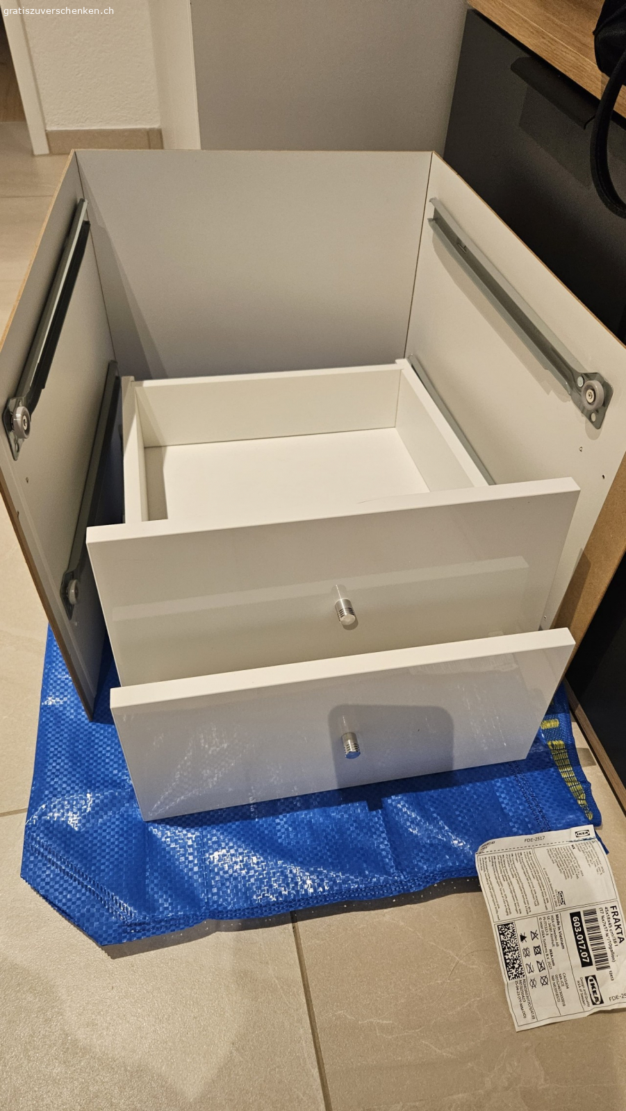 kalax Schublade. Falsch gekauft und erst beim zusammenbauen gemerkt. Es ist neu aber teilweise schon zusammengeschraubt wie auf Bild ersichtlich. Kann in Aadorf TG oder Lenggenwil abgeholt werden.
Nur abholung ,kein Versand