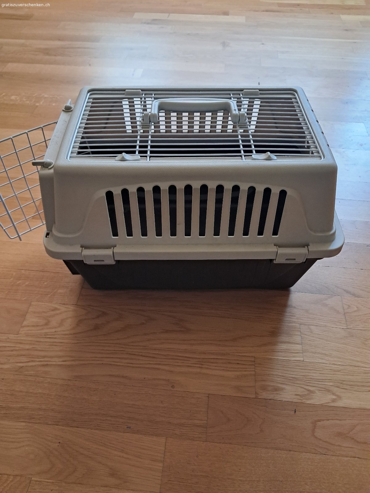 Katzen-Transportbox. Gratis abzugeben Katzen-Transportbox. Muss abgeholt werden.