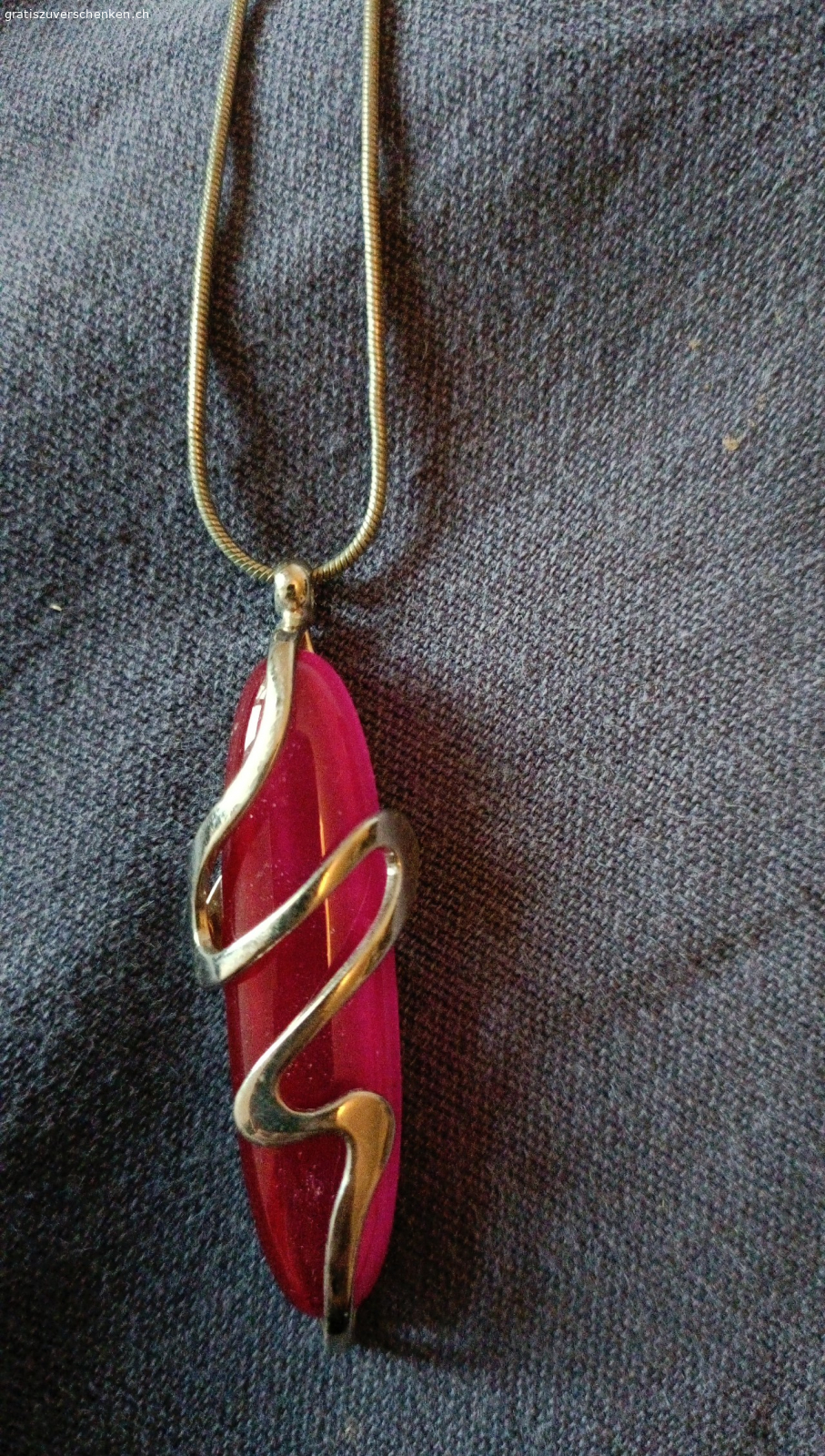 Kette mit pinkem Anhänger. Bei Wunsch nach Versand bitte 5Fr Porto