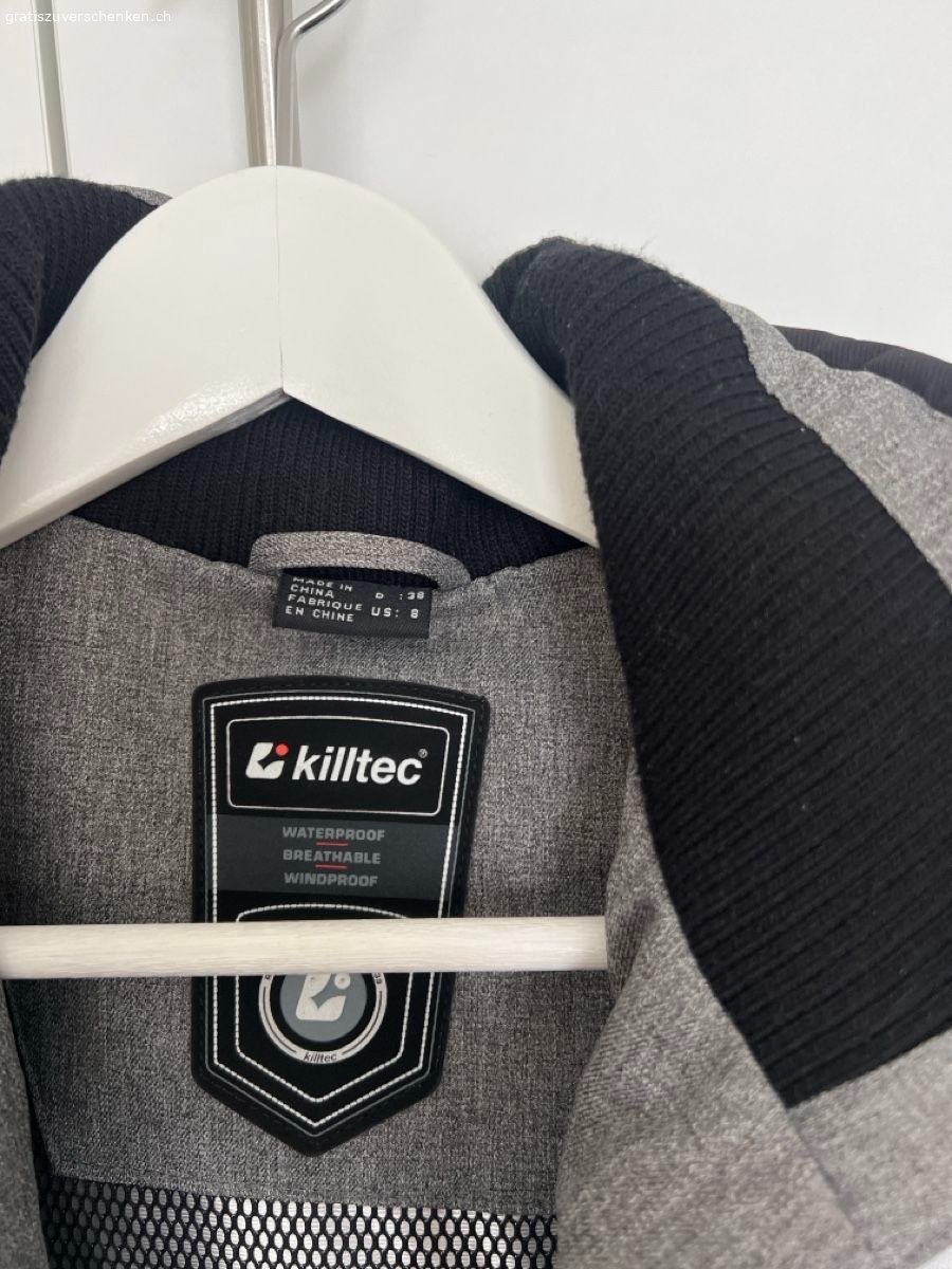 Killtec Damen Winter-/Skijacke. Diese super praktische Jacke hat lange viel Freude bereitet. Ich habe mir nun ein neues Ski-Set gekauft und hoffe nun für diese Jacke auf ein zweites Leben.??❄️☃️?
Die Linie vorne am Reissverschluss ist etwas verfärbt und die eine Tasche auf der Innenseite weist einen kleinen Fleck auf (beides auf den Bildern ersichtlich). Abgesehen davon ist diese Jacke jedoch noch in super Zustand und stets super funktionstüchtig! ?
Sie weist Gr. 38 auf, passte mir mit normalerweise Gr. 36 jedoch auch sehr gut.ℹ️
Bei weiteren Fragen gerne melden.✉️