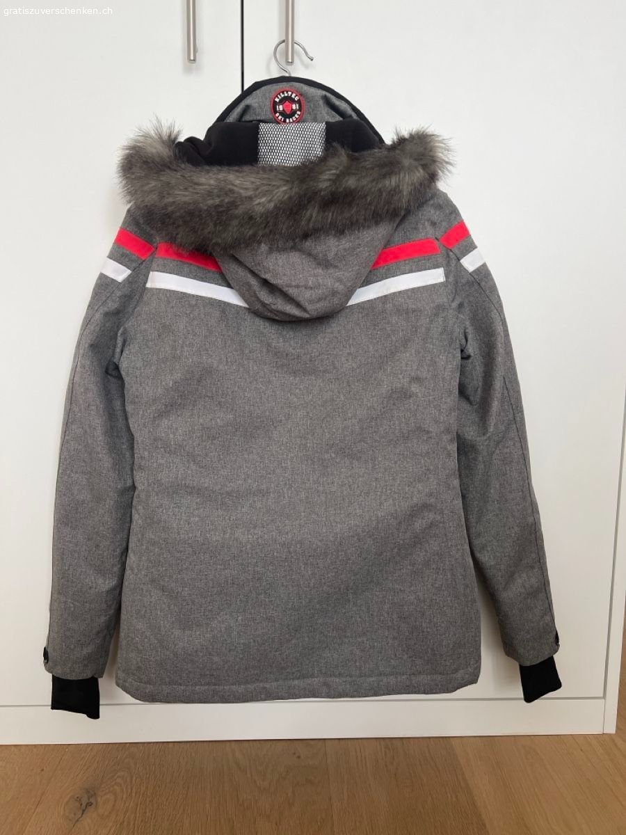 Killtec Damen Winter-/Skijacke. Diese super praktische Jacke hat lange viel Freude bereitet. Ich habe mir nun ein neues Ski-Set gekauft und hoffe nun für diese Jacke auf ein zweites Leben.??❄️☃️?
Die Linie vorne am Reissverschluss ist etwas verfärbt und die eine Tasche auf der Innenseite weist einen kleinen Fleck auf (beides auf den Bildern ersichtlich). Abgesehen davon ist diese Jacke jedoch noch in super Zustand und stets super funktionstüchtig! ?
Sie weist Gr. 38 auf, passte mir mit normalerweise Gr. 36 jedoch auch sehr gut.ℹ️
Bei weiteren Fragen gerne melden.✉️
