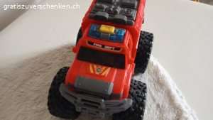 Kinder Feuerwehr Auto. Mit Batteriebetrieb von Feuerwehr und Motorgeräusch. Muss abgeholt werden oder( Versand 8.50Fr. im voraus) mit kleinen Gebrauchsspuren.