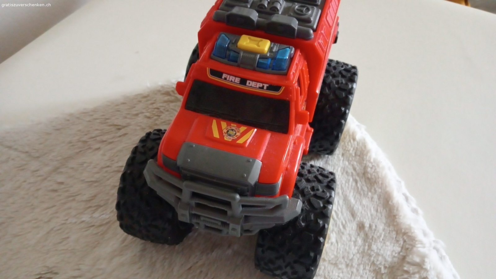Kinder Feuerwehr Auto. Mit Batteriebetrieb von Feuerwehr und Motorgeräusch. Muss abgeholt werden oder( Versand 8.50Fr. im voraus) mit kleinen Gebrauchsspuren.