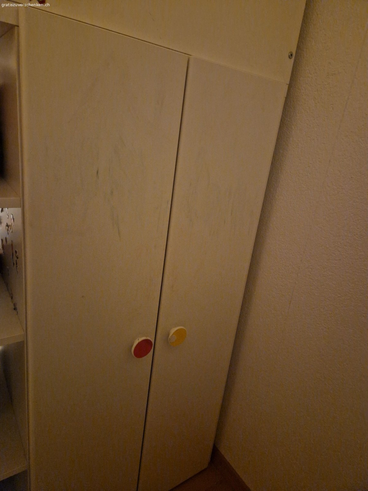 Kinder Hochbett mit Pult+Schrank. Gratis abzugeben Kinderbett Hochbett von Ikea mit Pult und Kleiderschrank.
Auf Wunsch mit Matratze (90×200).
Das Bett ist in gutem Zustand, leichte Gebrauchspuren vom zeichnen, welche natürlich noch geputzt werden. Bett muss bis Ende Juli abgeholt werden.