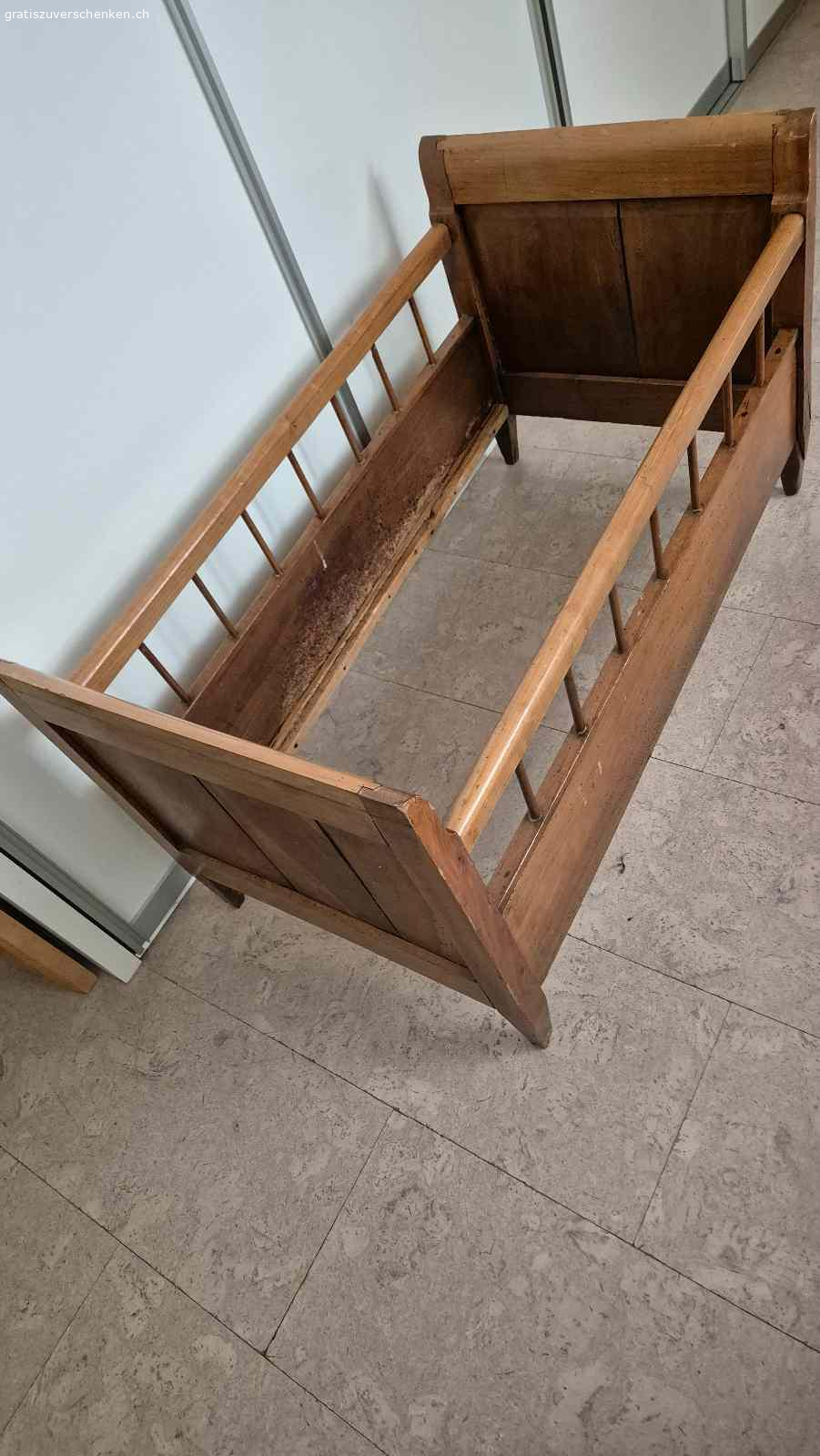 Kinderbett ca 19 Jahrhundert. Antik
Muss restauriert werden

Darf zu jemandem weiterziehen der Freude daran hat.