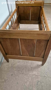 Kinderbett ca 19 Jahrhundert. Antik
Muss restauriert werden

Darf zu jemandem weiterziehen der Freude daran hat.